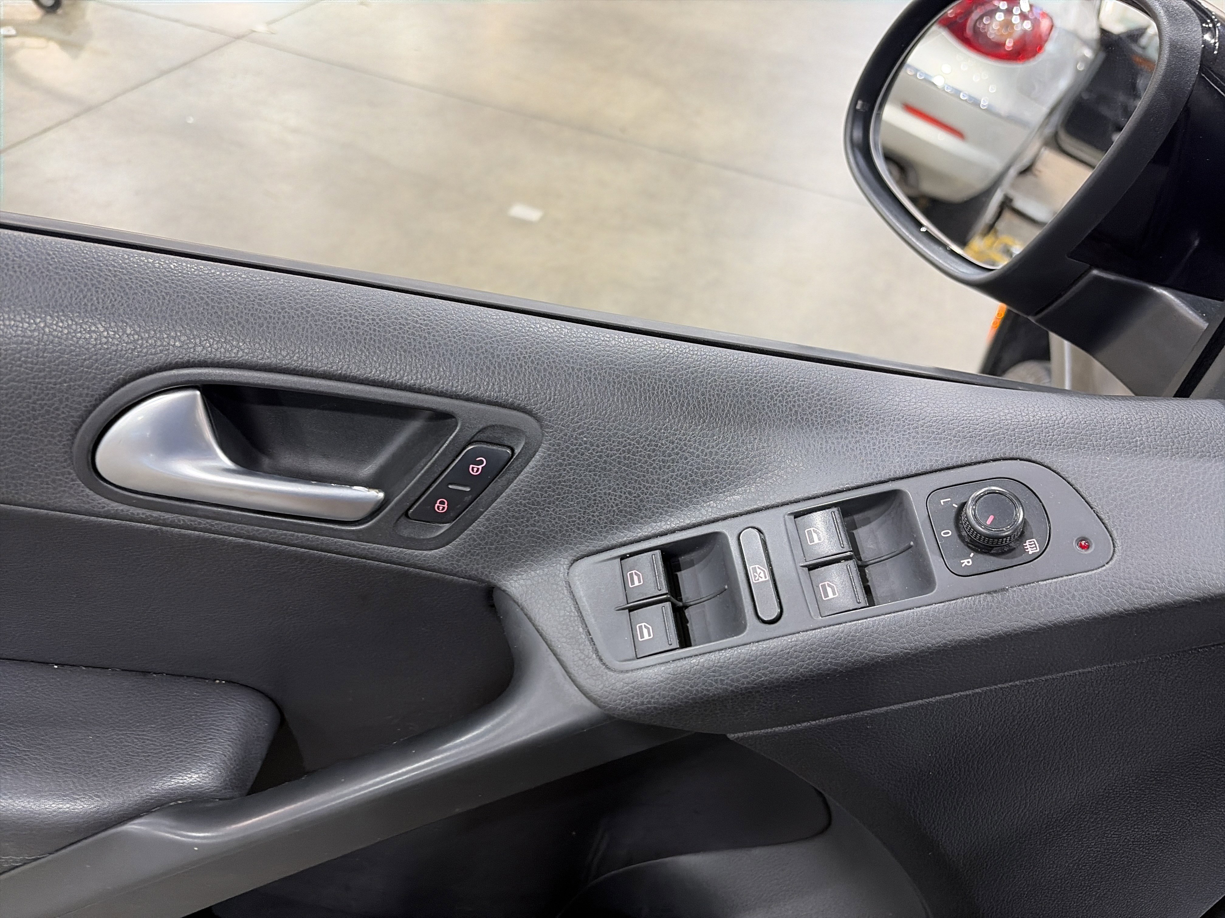 Used 2017 Volkswagen Tiguan S image 15