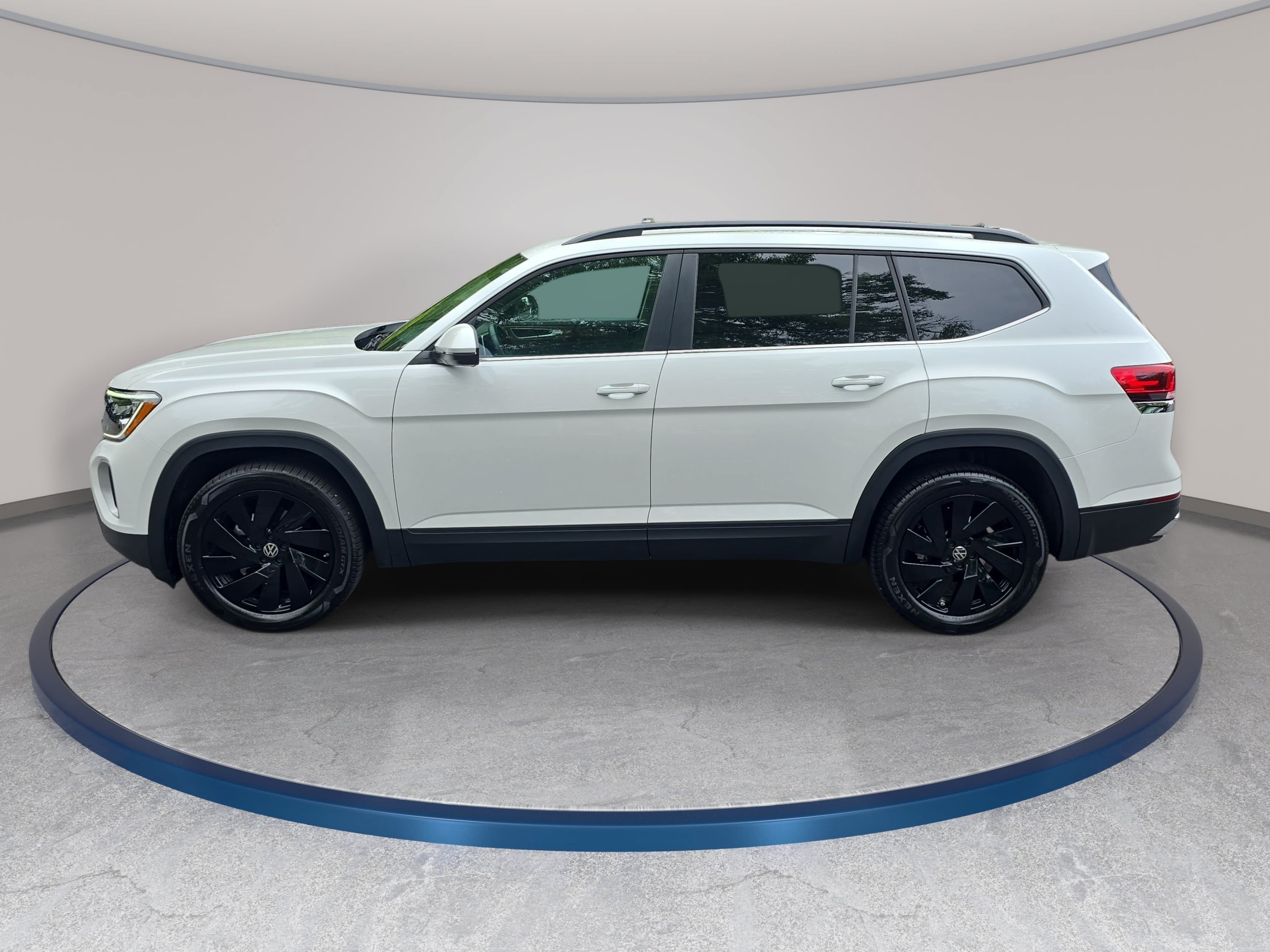 Used 2026 Volkswagen Atlas SE w/ Black Wheel Package FWD image 8