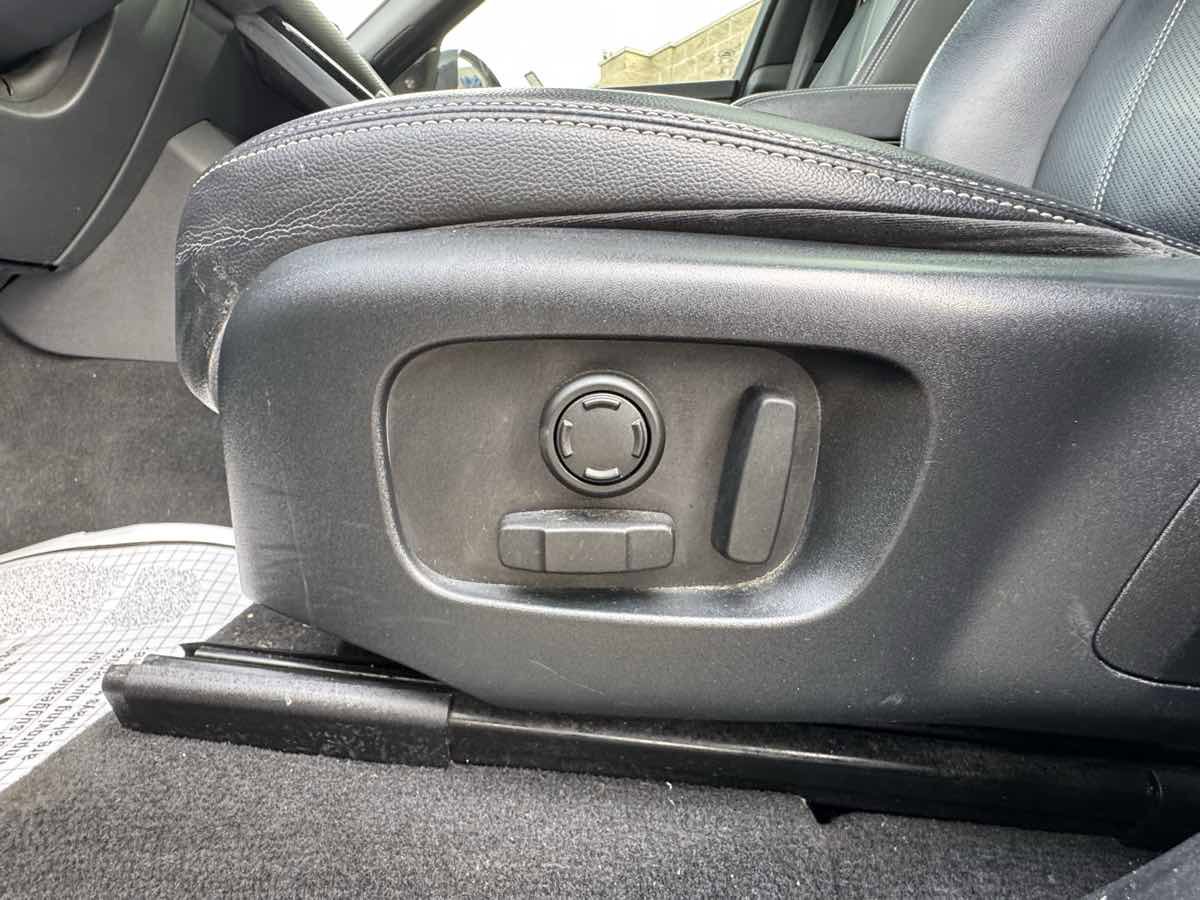 Used 2020 Land Rover Range Rover Velar S image 25