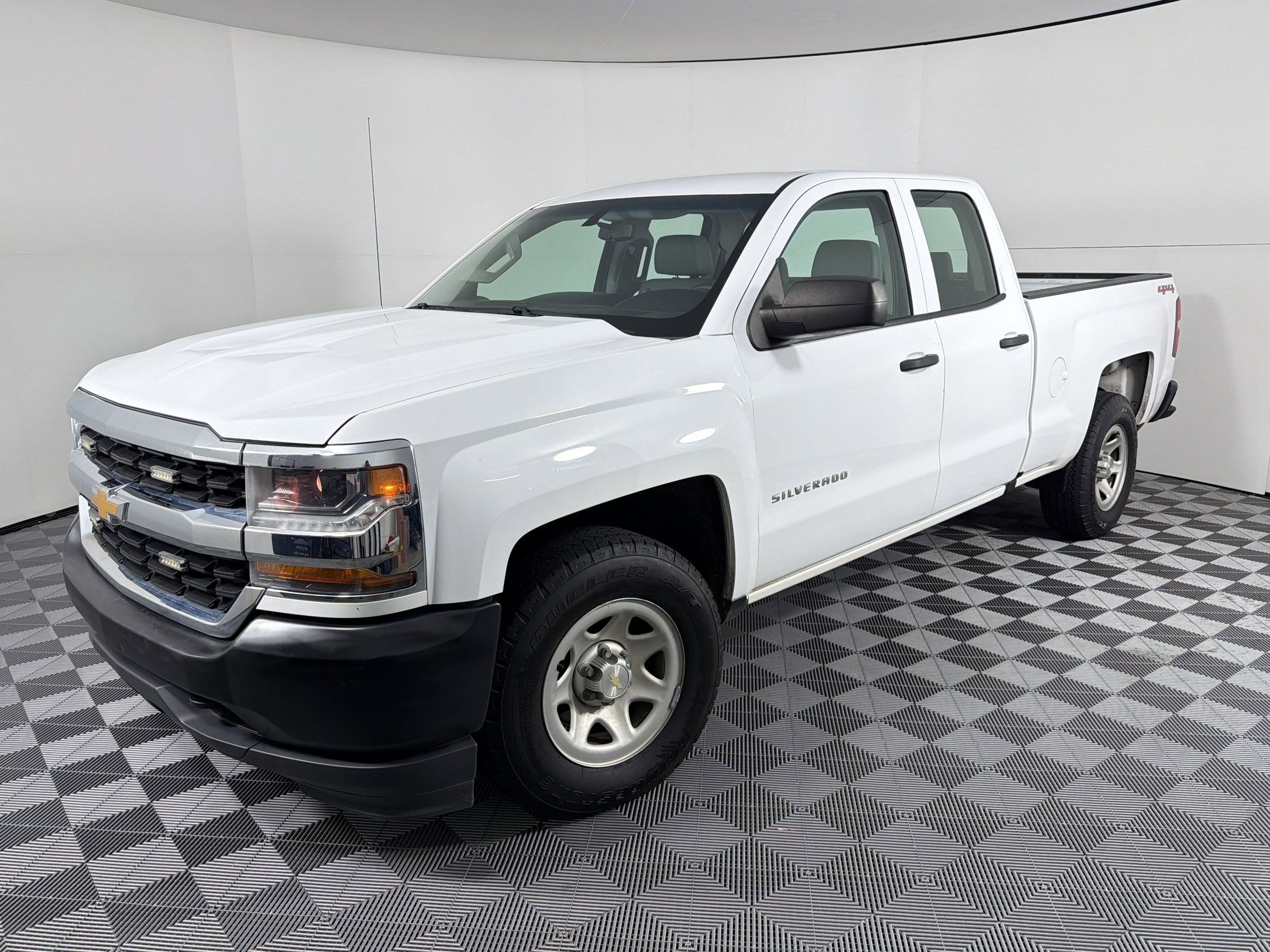 Used 2017 Chevrolet Silverado 1500 W/T w/ Trailering Package AWD/4WD image 1