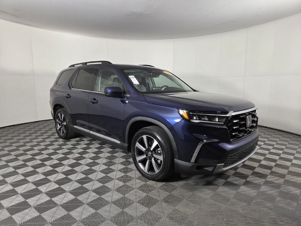 Used 2025 Honda Pilot Touring image 2