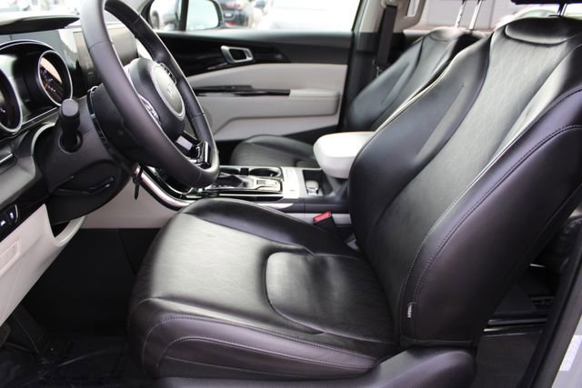 Used 2024 Kia Carnival EX image 31