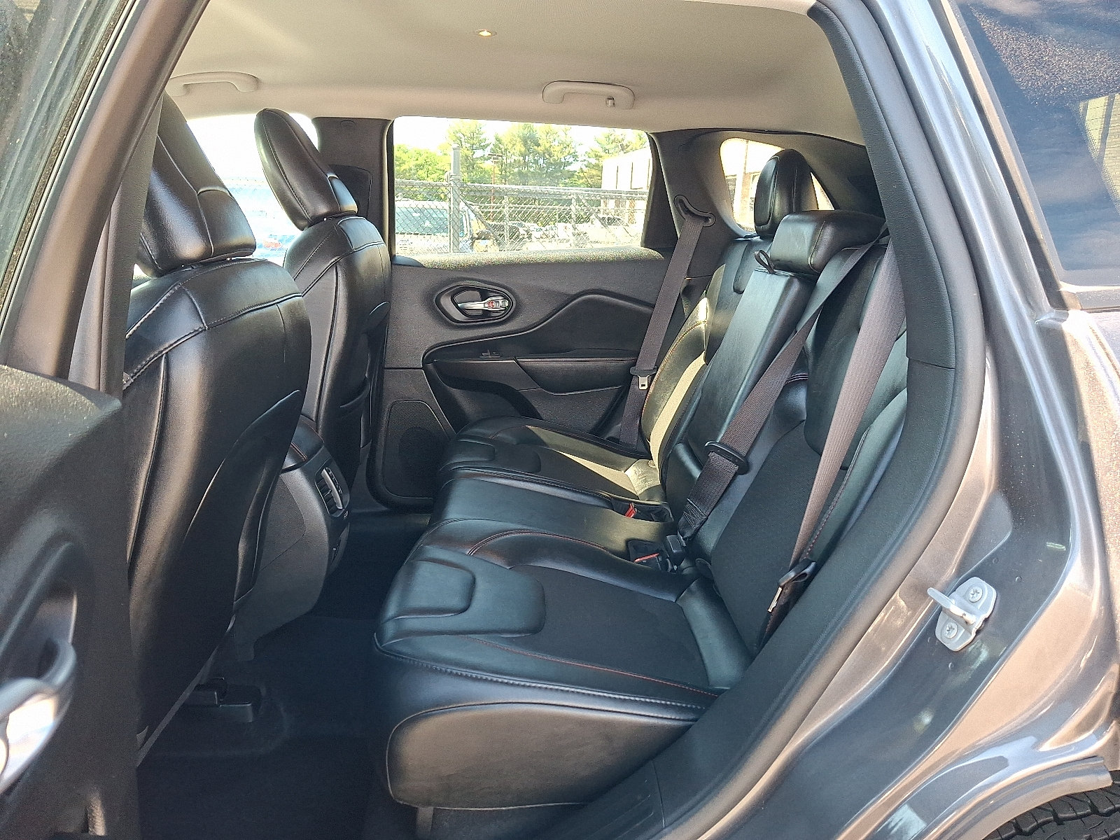 Used 2022 Jeep Cherokee Trailhawk w/ Comfort/Convenience Group AWD/4WD image 11