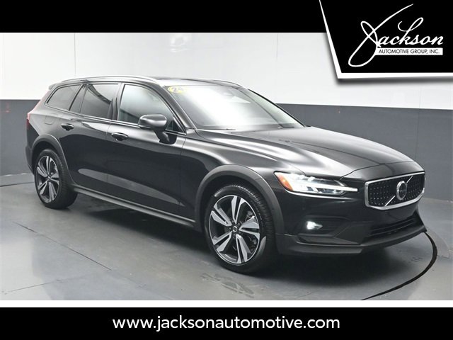 Used 2024 Volvo V60 B5 Cross Country Plus image 1
