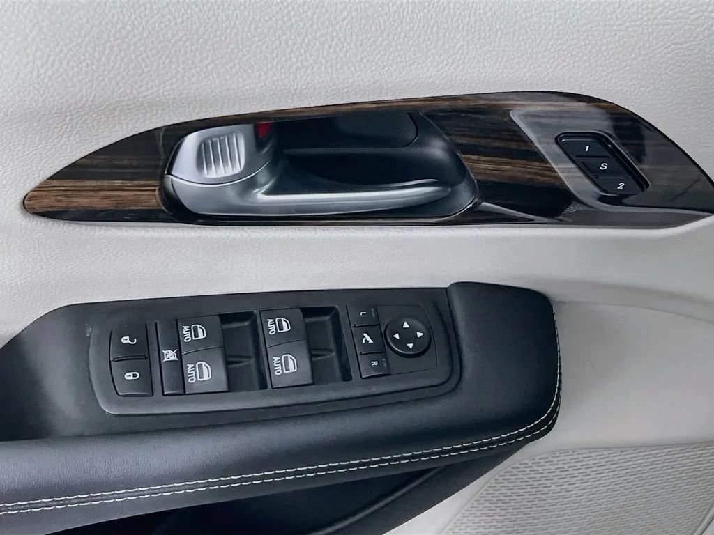 Used 2024 Chrysler Pacifica Limited FWD image 19