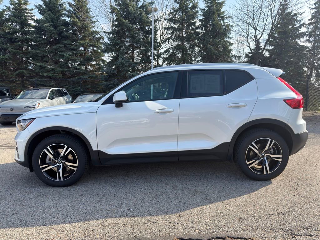 Used 2023 Volvo XC40 B5 Core w/ Convenience Package image 7