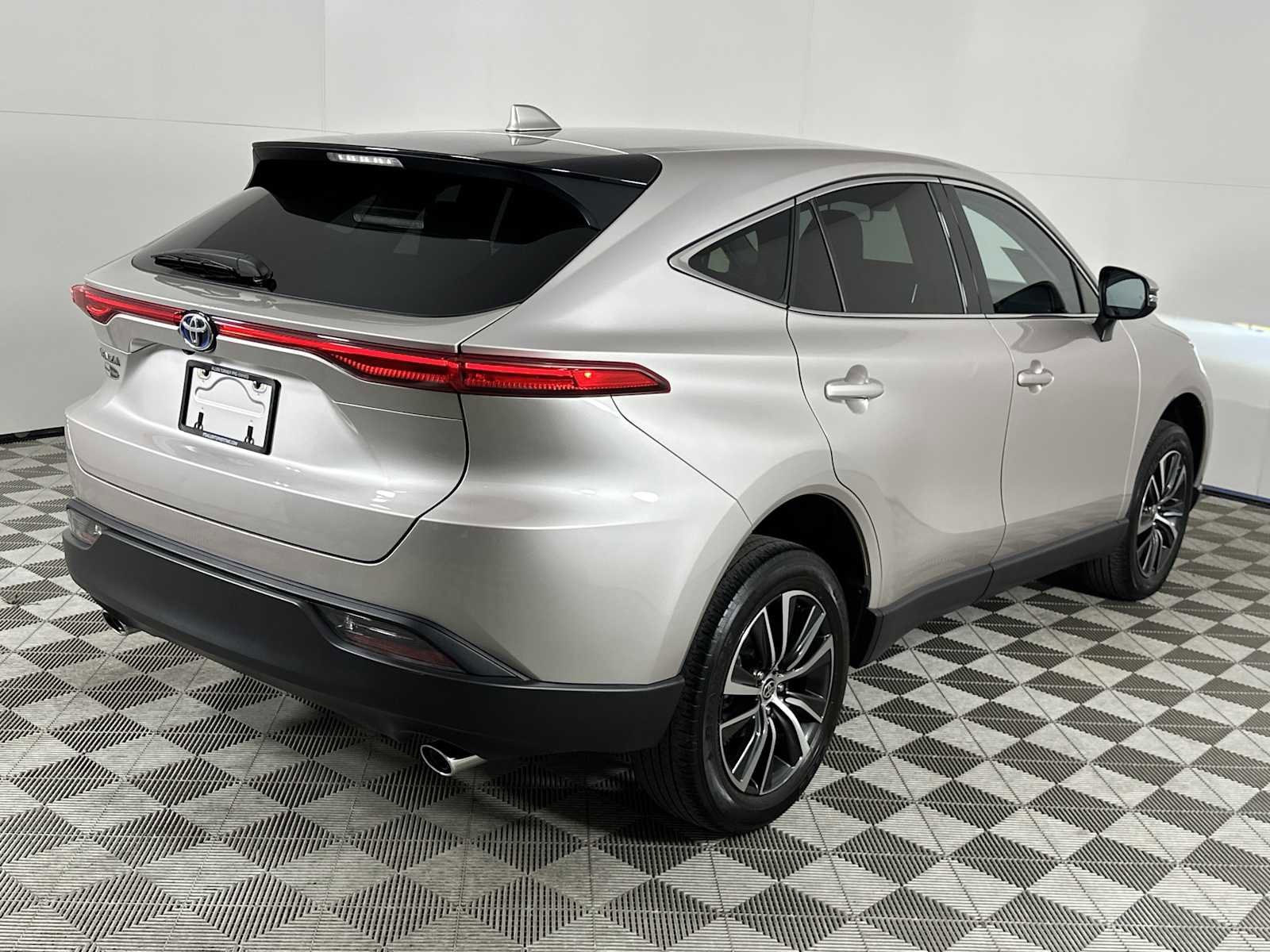 Used 2024 Toyota Venza LE AWD/4WD image 8