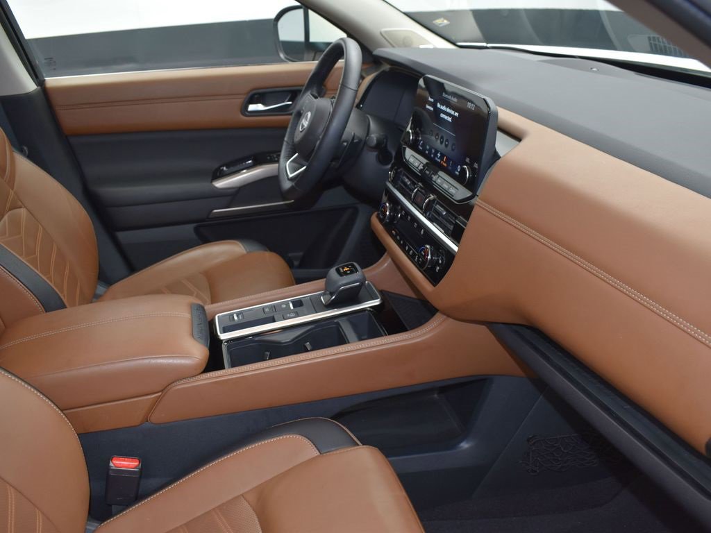 Used 2024 Nissan Pathfinder Platinum w/ Cargo Package image 25