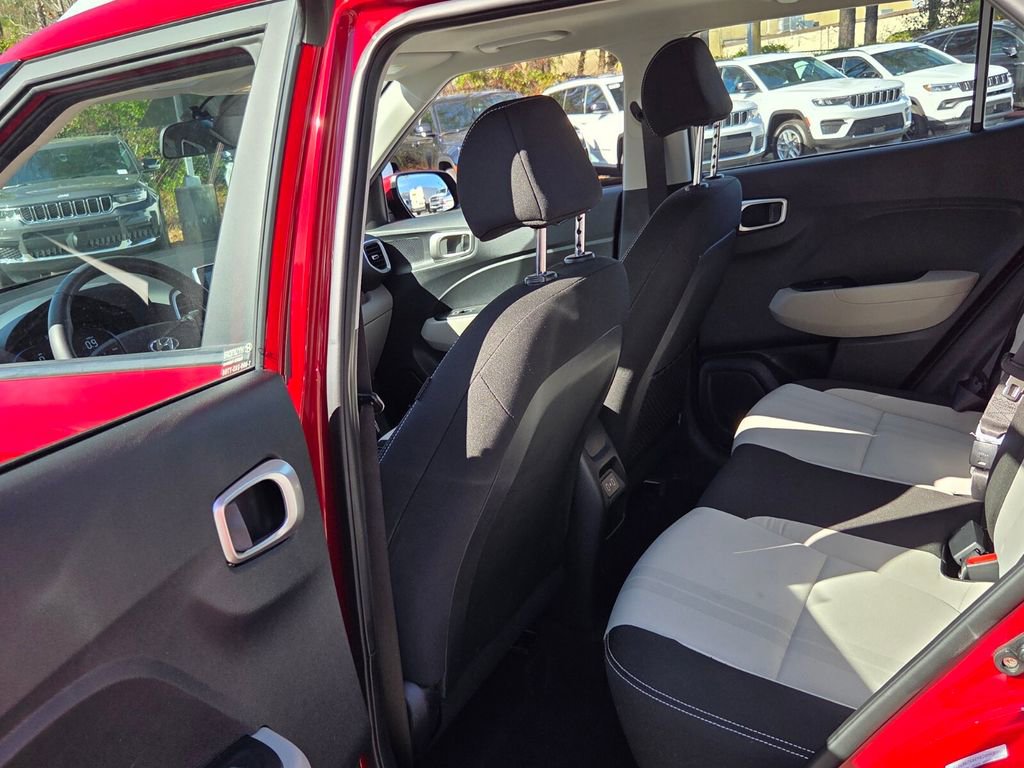 Used 2025 Hyundai Venue SEL image 7