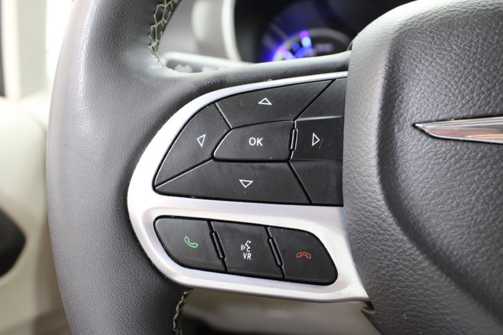 Used 2024 Chrysler Pacifica Limited FWD image 28