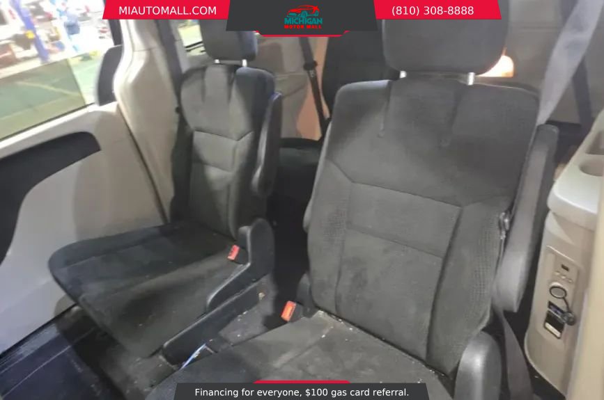 Used 2016 Chrysler Town & Country Touring w/ Driver Convenience Group image 11