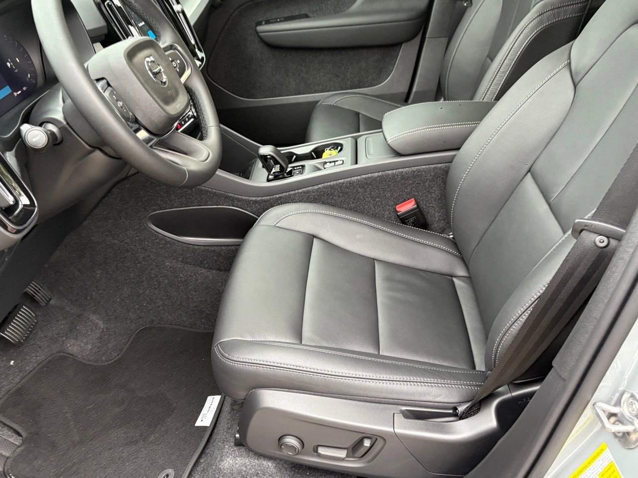 New 2026 Volvo XC40 B4 Core w/ Climate Package image 18