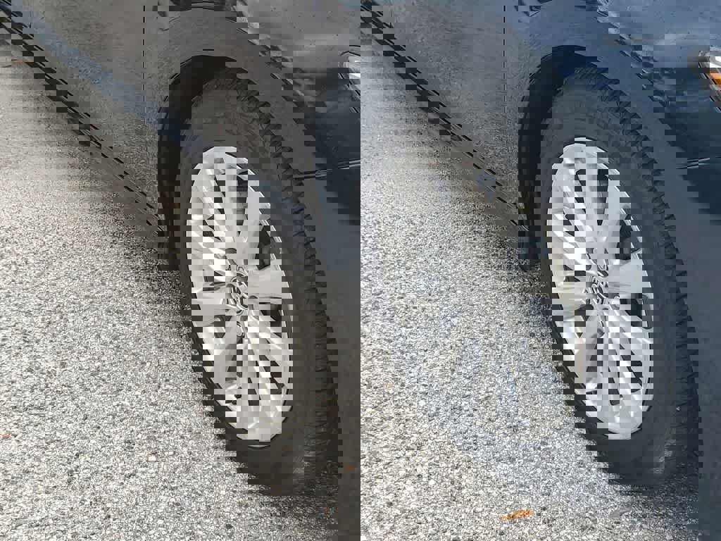 Used 2020 Toyota Camry LE image 5