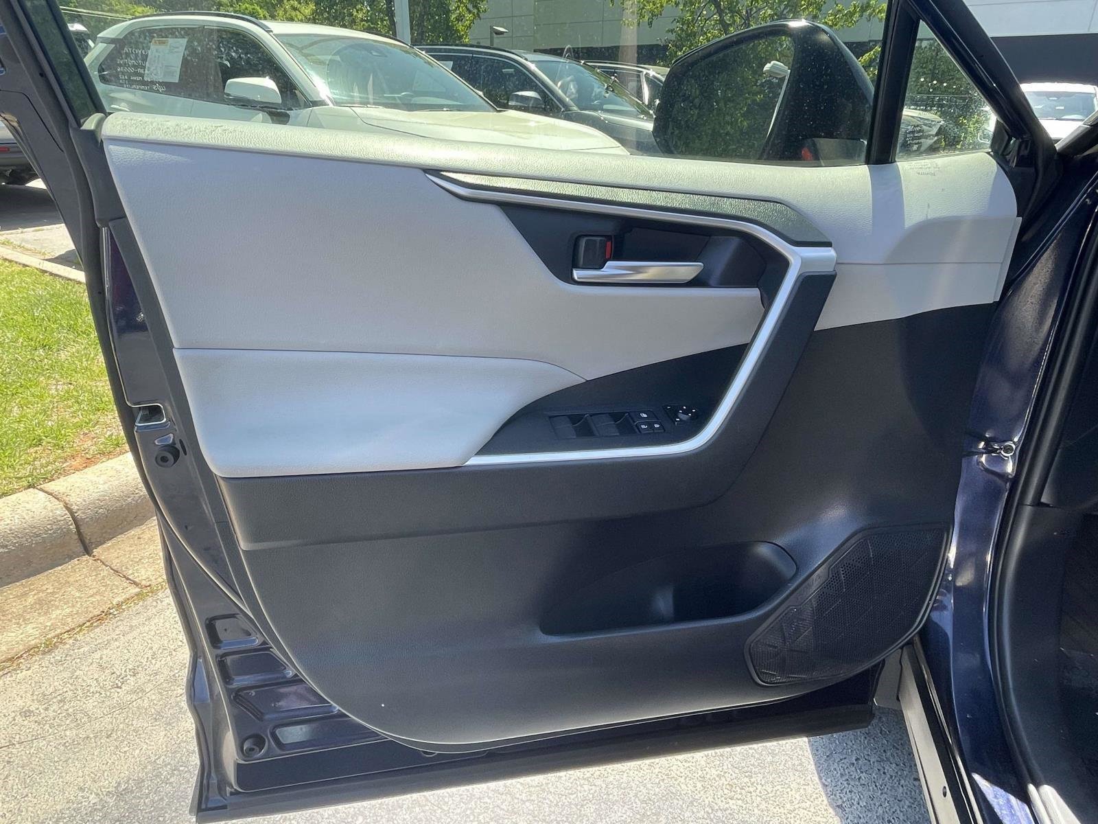 Used 2019 Toyota RAV4 XLE w/ Convenience Package FWD image 20