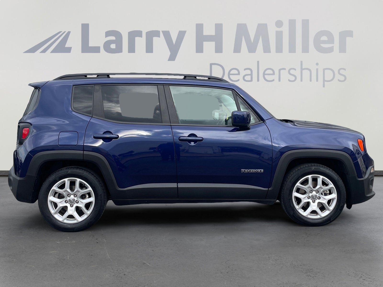 Used 2017 Jeep Renegade Latitude FWD image 6