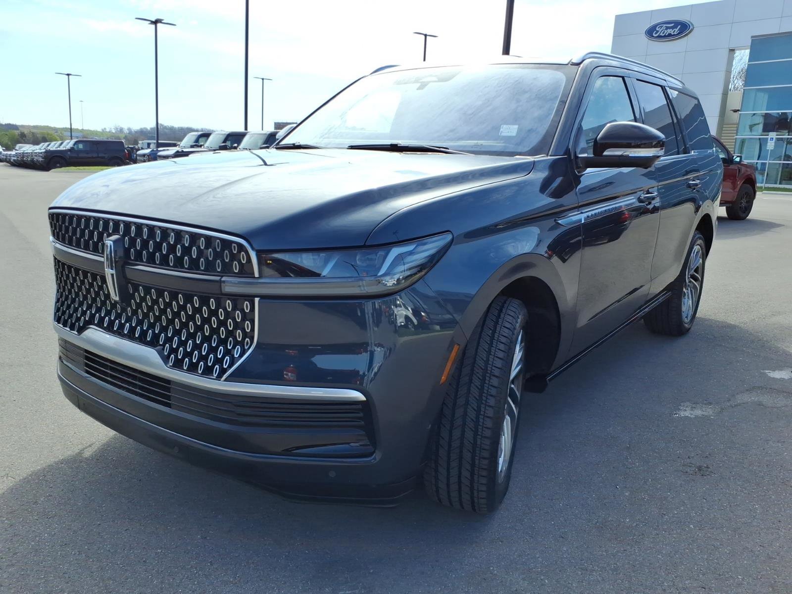 Used 2025 Lincoln Navigator Reserve image 7
