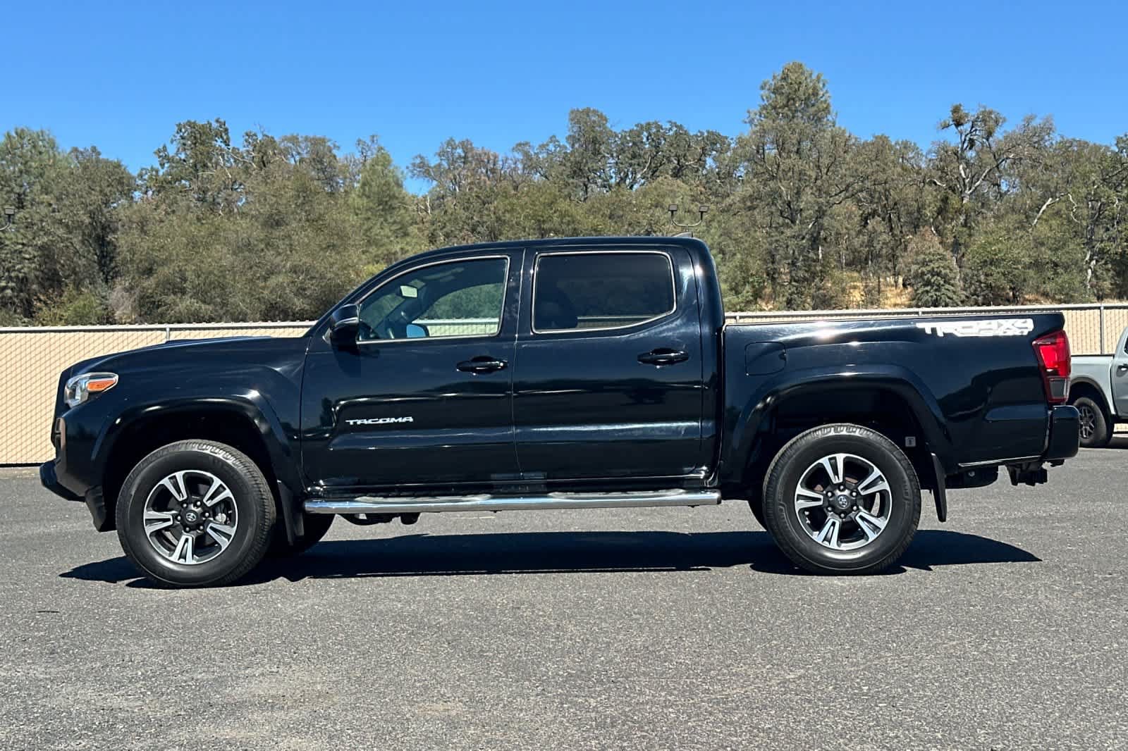 Used 2019 Toyota Tacoma TRD Sport w/ Technology Package AWD/4WD image 6