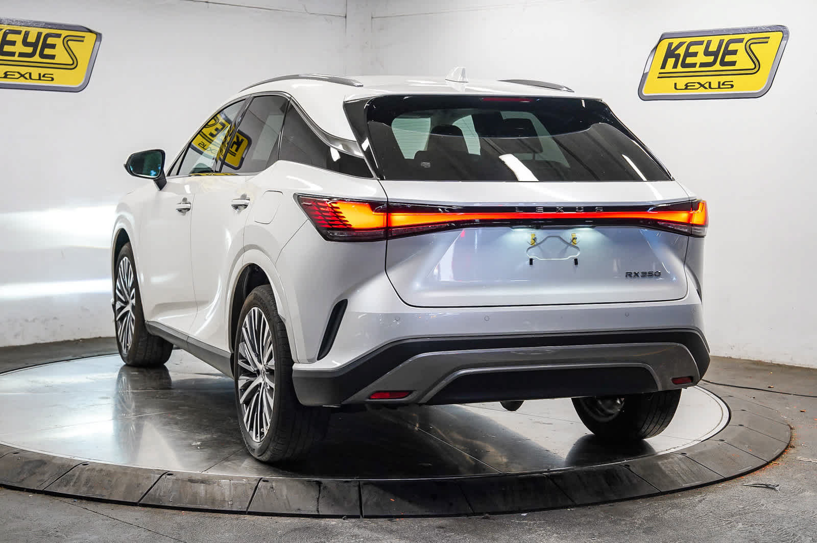 Used 2024 Lexus RX 350 Premium Plus w/ Accessory Package (Z1) FWD image 2