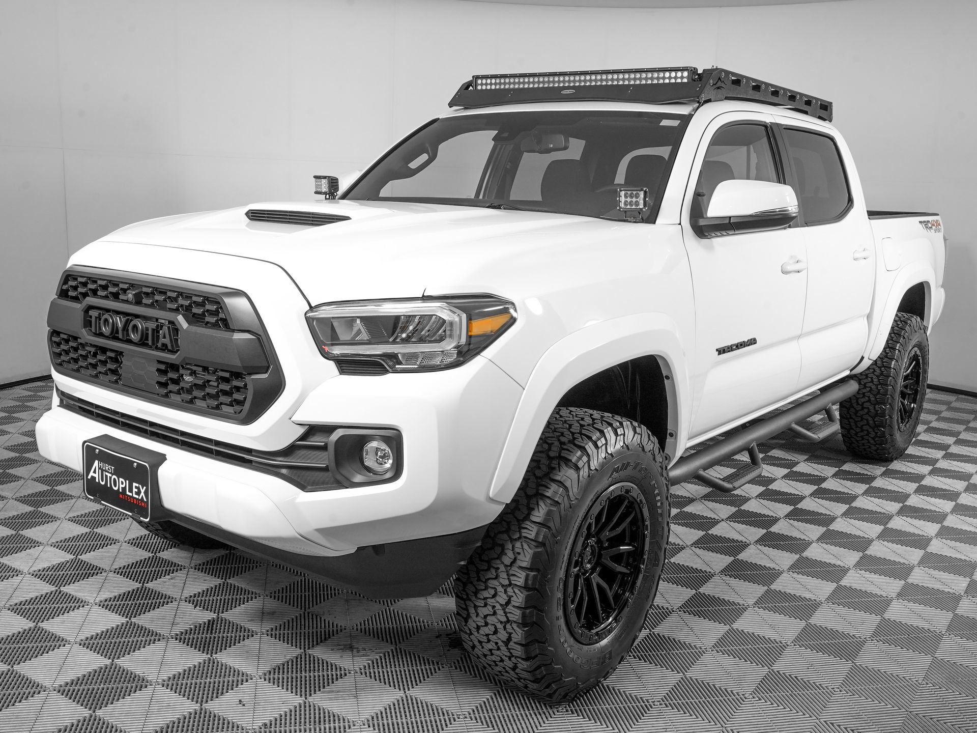 Used 2022 Toyota Tacoma TRD Sport w/ Technology Package AWD/4WD image 8