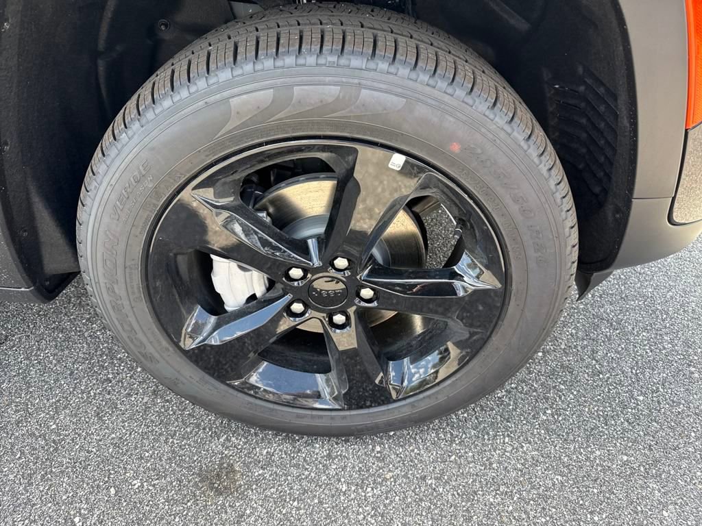 New 2025 Jeep Grand Cherokee Limited w/ Black Appearance Package image 30