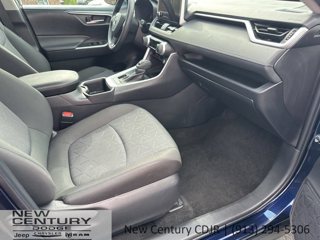 Used 2025 Toyota RAV4 XLE AWD/4WD image 18