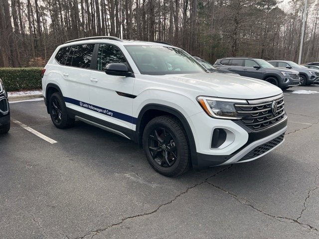 Used 2025 Volkswagen Atlas Peak Edition SE image 2