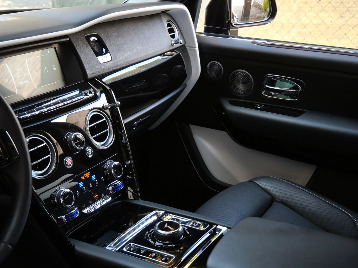 Used 2022 Rolls-Royce Cullinan Black Badge w/ Dark Exterior Package image 29