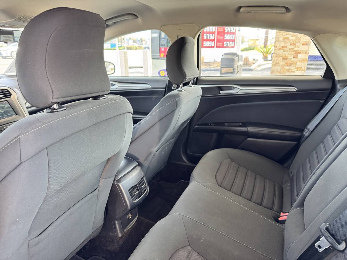 Used 2017 Ford Fusion SE w/ Fusion SE Technology Package FWD image 25
