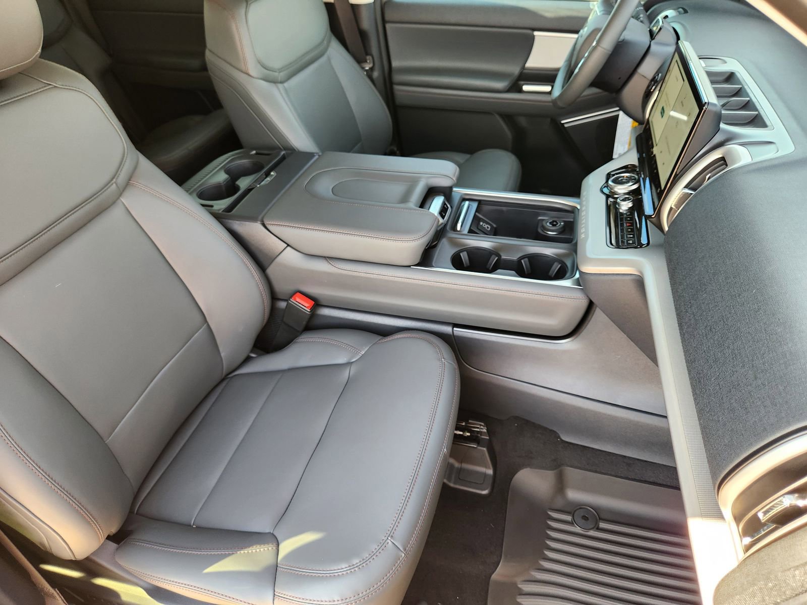 New 2025 Ford Expedition Active image 14