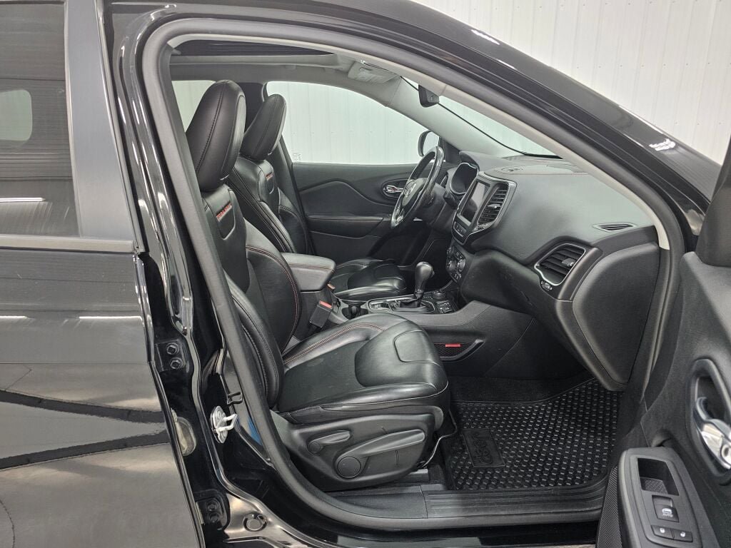 Used 2021 Jeep Cherokee Trailhawk w/ Sun, Sound & Nav Group AWD/4WD image 17