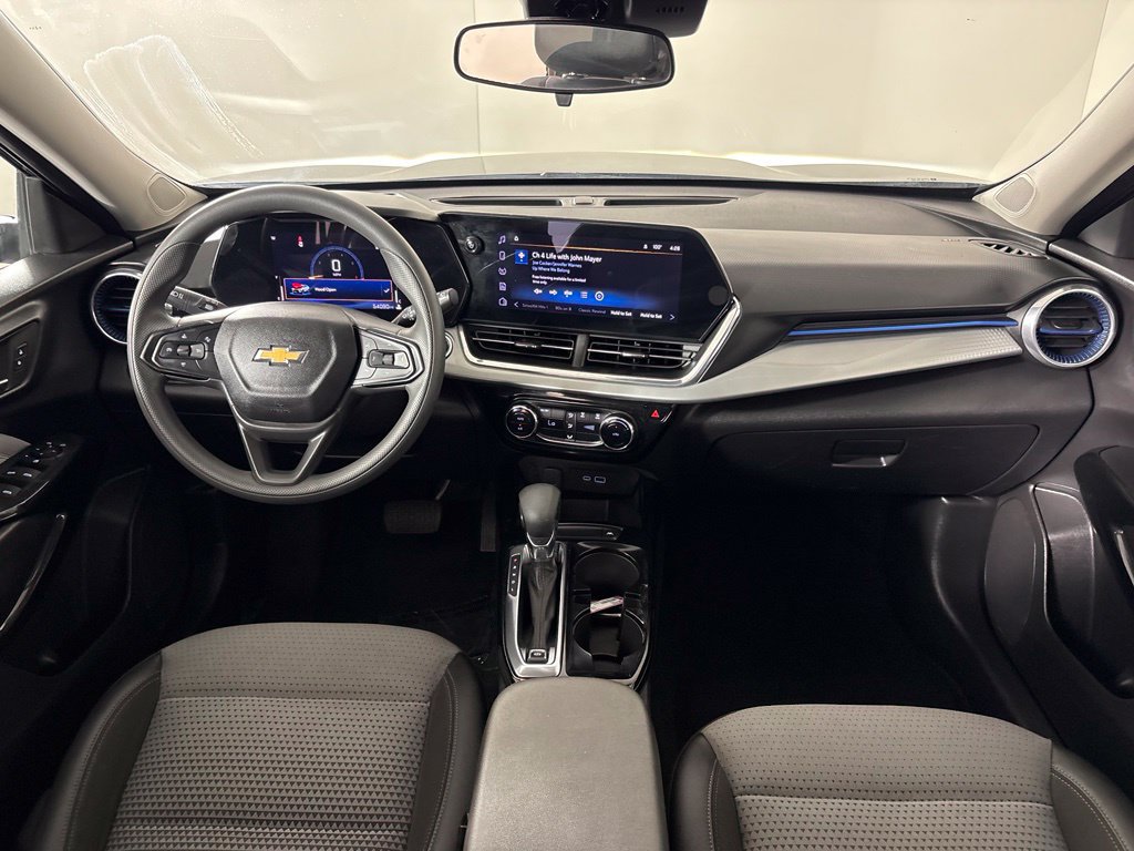 Used 2025 Chevrolet Trax LT FWD image 37