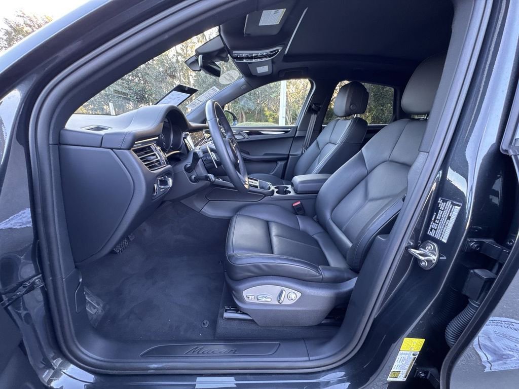Certified 2025 Porsche Macan image 7