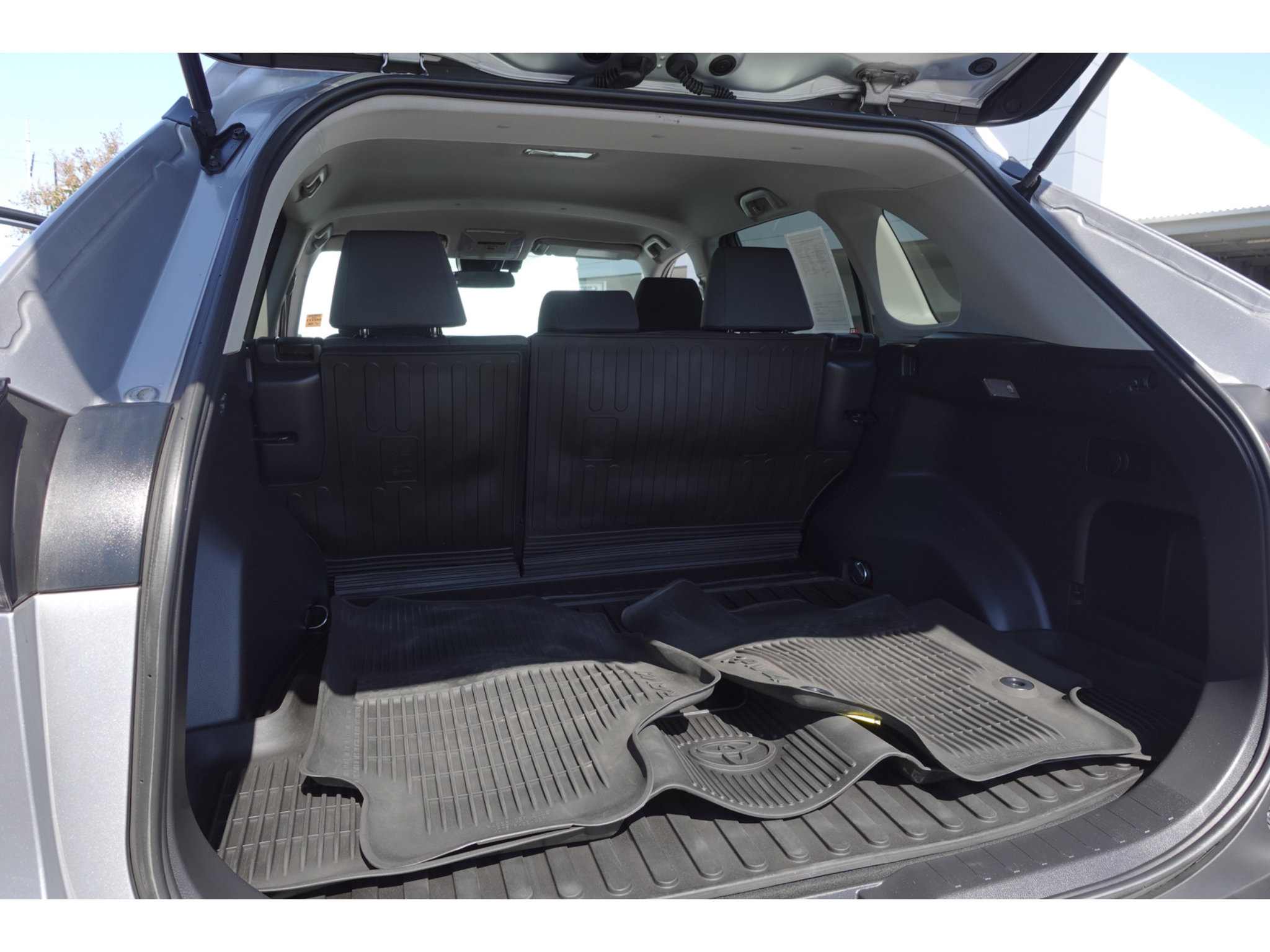Used 2021 Toyota RAV4 XLE w/ XLE Grade Weather Package FWD image 24