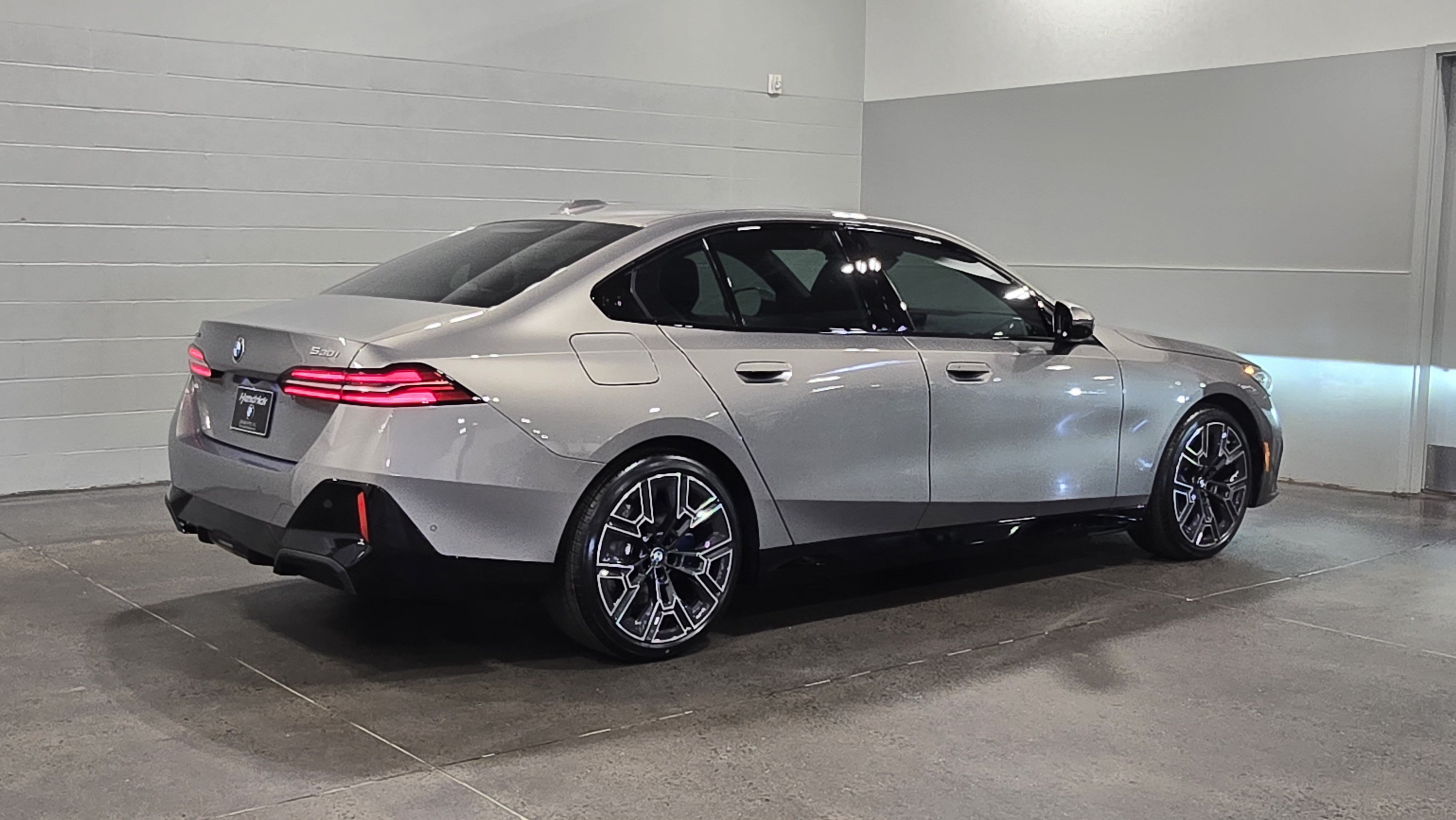 Used 2026 BMW 530i xDrive w/ M Sport Package AWD/4WD image 8