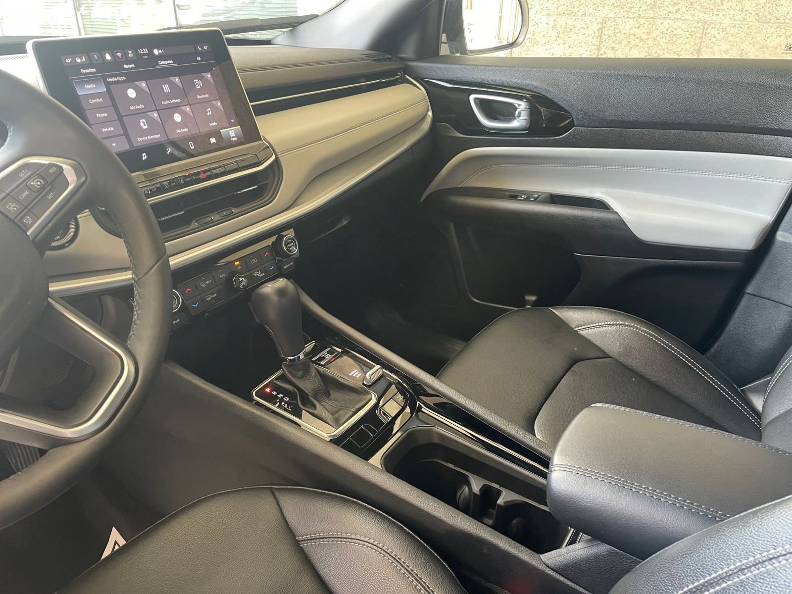 Used 2025 Jeep Compass Limited image 36