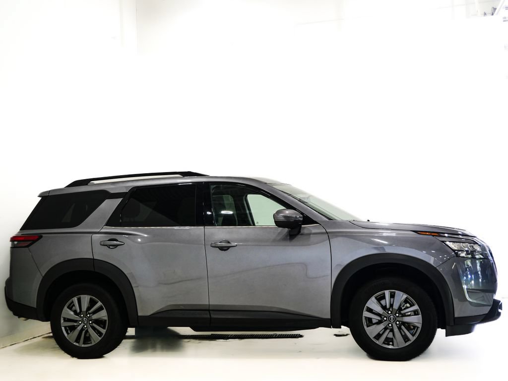 Used 2025 Nissan Pathfinder SV FWD image 4