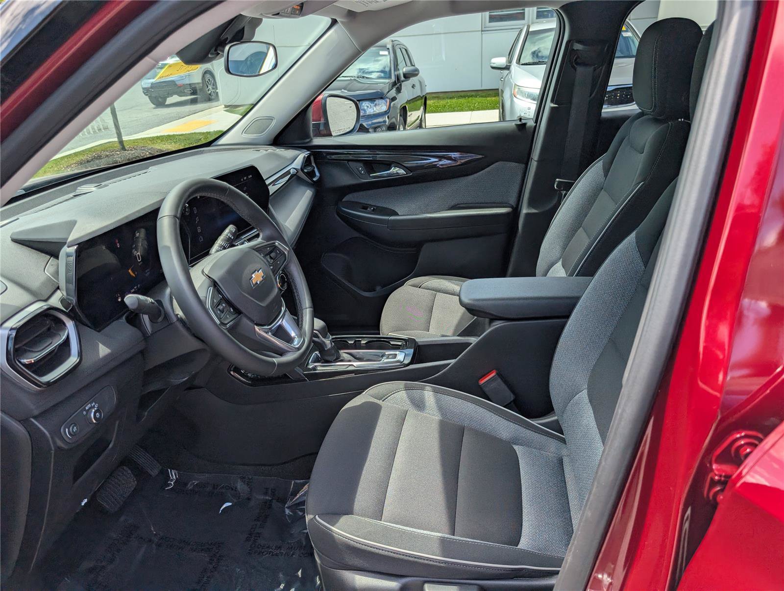 Used 2025 Chevrolet TrailBlazer LT w/ LT Cold Weather Package AWD/4WD image 14