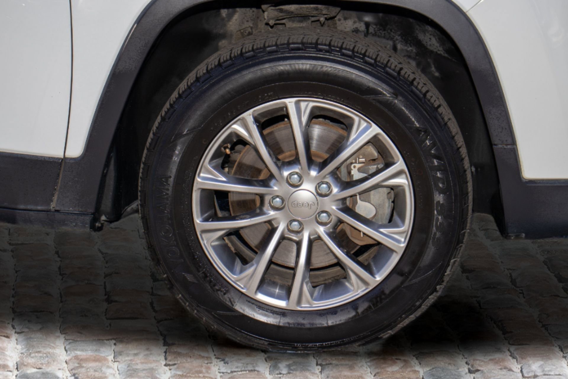 Used 2019 Jeep Cherokee Latitude Plus w/ Comfort/Convenience Group image 41