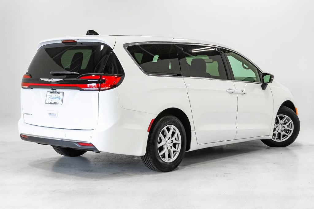 New 2026 Chrysler Pacifica Select FWD image 30