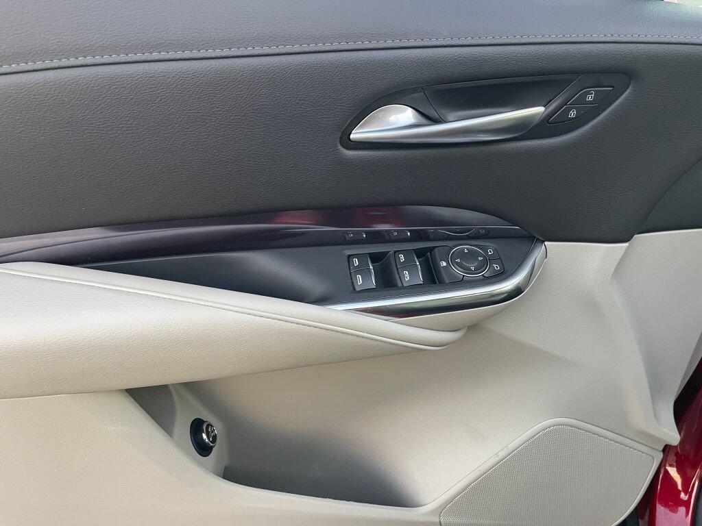 Used 2023 Cadillac XT4 Luxury w/ Cold Weather Package FWD image 8