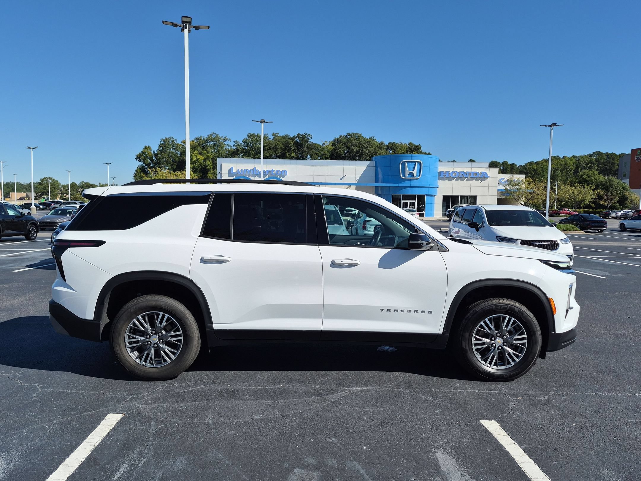 Used 2025 Chevrolet Traverse LT FWD image 2