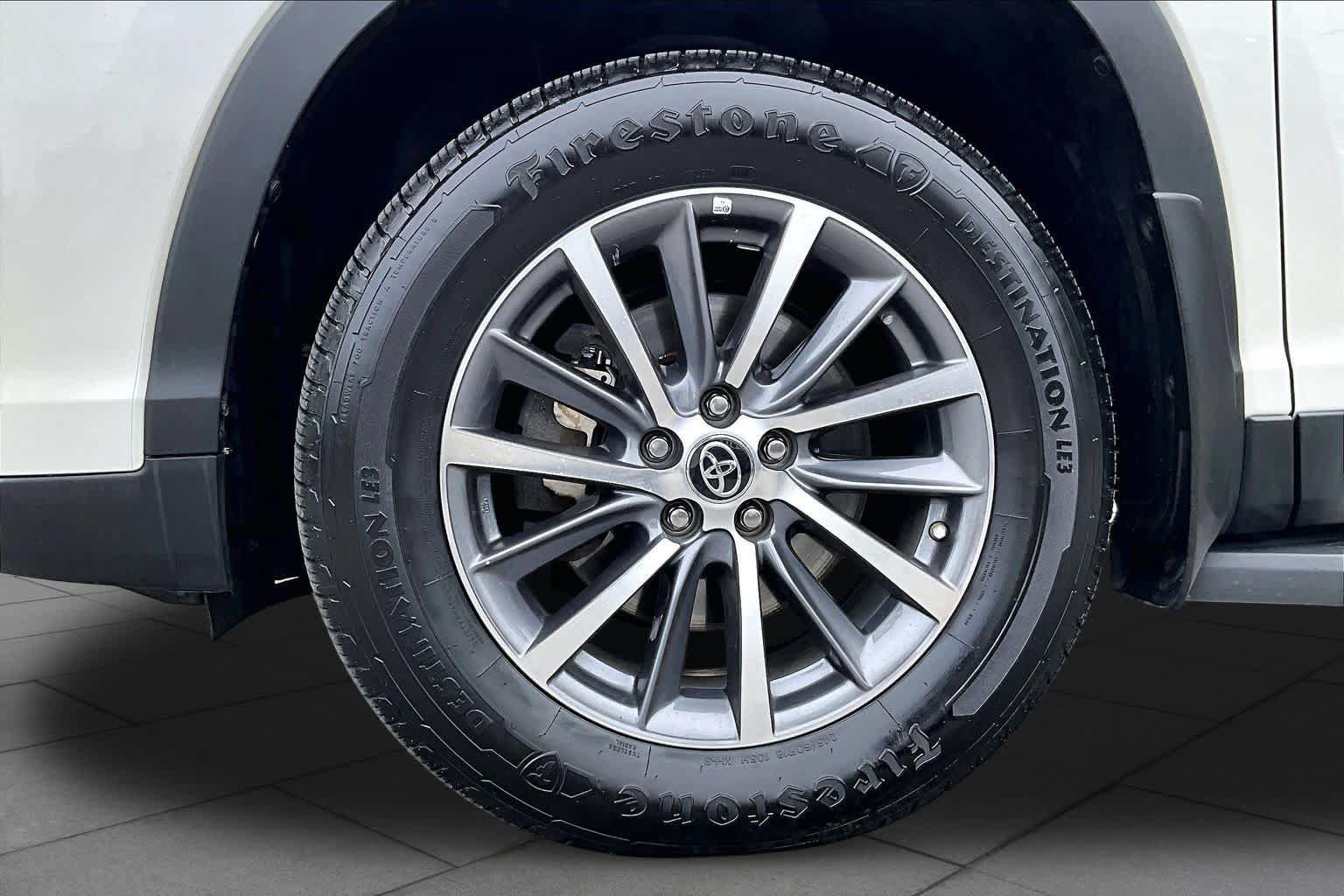 Used 2019 Toyota Highlander XLE AWD/4WD image 11
