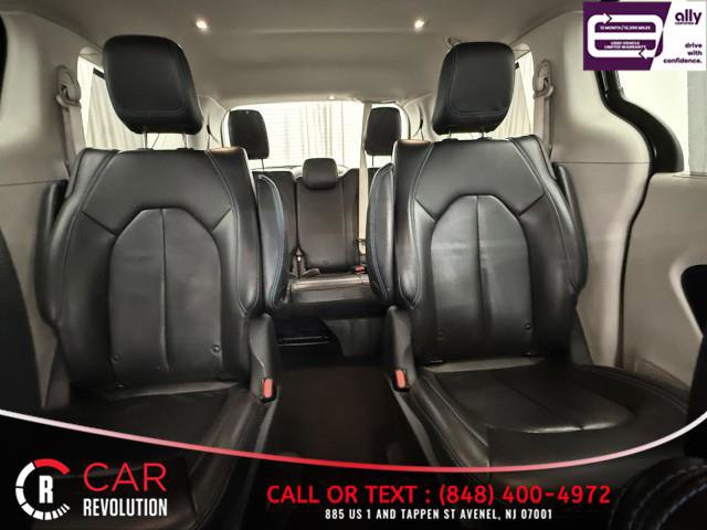 Used 2021 Chrysler Pacifica Touring-L image 17