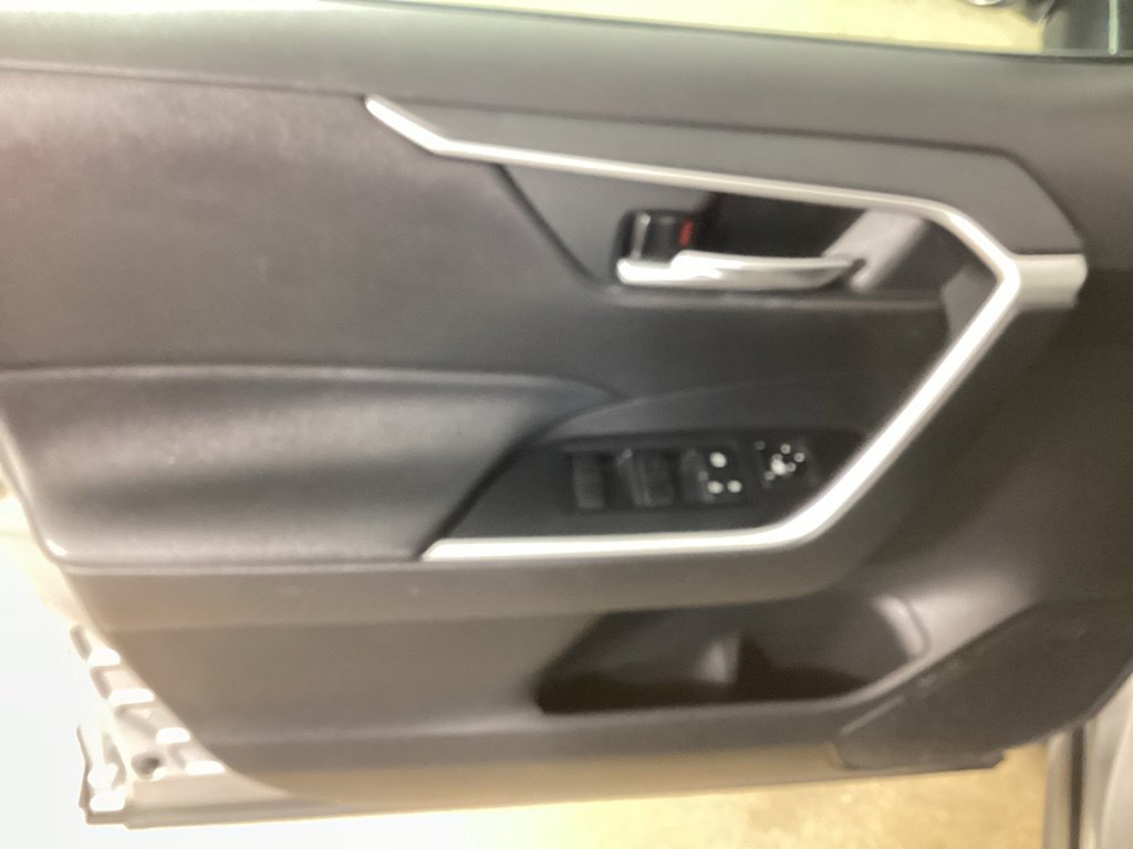 Used 2020 Toyota RAV4 XLE AWD/4WD image 11