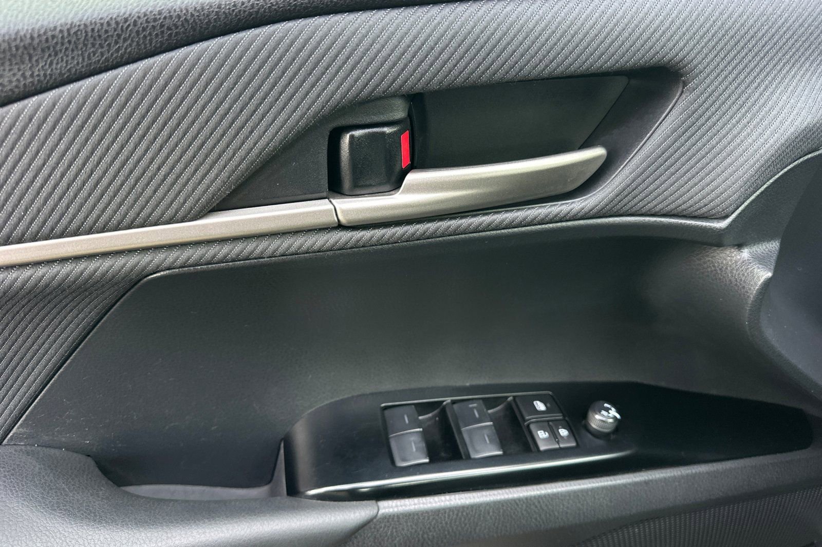 Used 2025 Toyota Camry SE FWD image 11