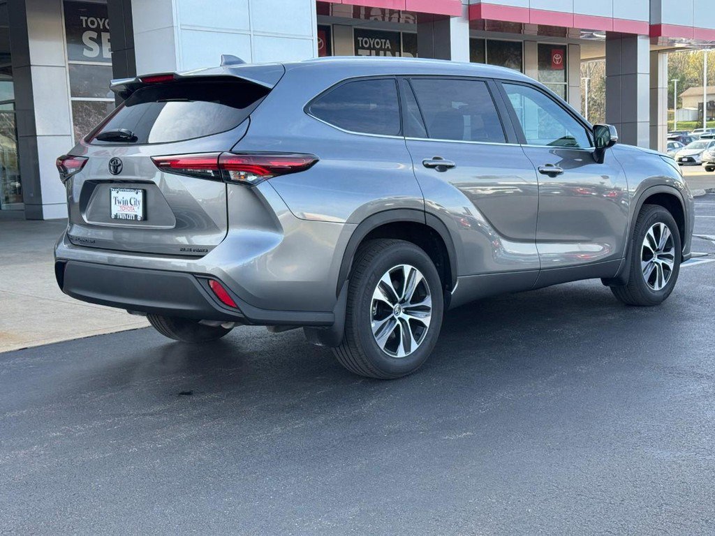 Certified 2025 Toyota Highlander XLE image 3