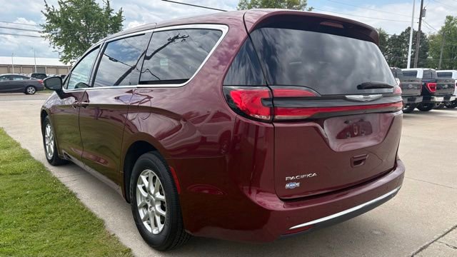 Used 2023 Chrysler Pacifica Touring-L FWD image 2