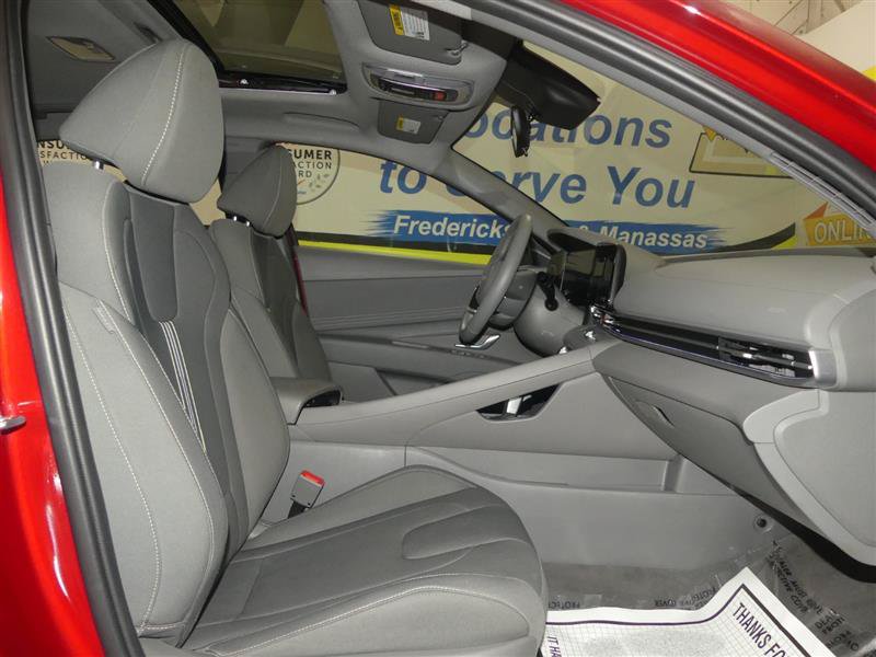 Used 2025 Hyundai Elantra SEL FWD image 8