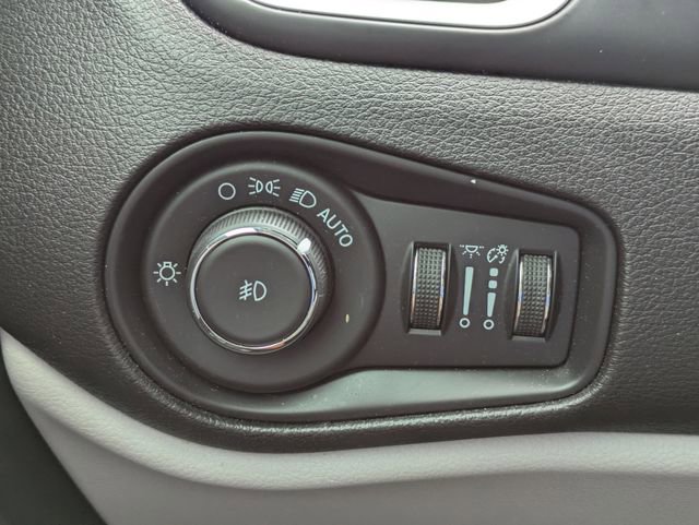 Used 2019 Jeep Renegade Latitude FWD image 25