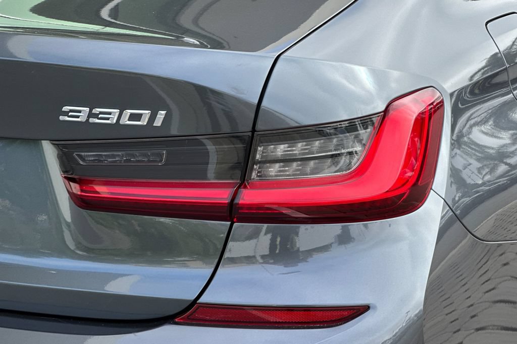 Used 2021 BMW 330i Sedan w/ M Sport Package RWD image 32
